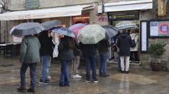 En los ltimos das son cada vez ms habituales las colas a las puertas de las administraciones de lotera (en la foto, una del casco histrico compostelano), que llevan vendiendo desde julio las participaciones para el sorteo de Navidad. No obstante, diciembre siempre es el mes ms fuerte en ventas, constatan los loteros de la provincia A Corua, que ya se preparan para la que es la campaa ms potente de todo el ao.