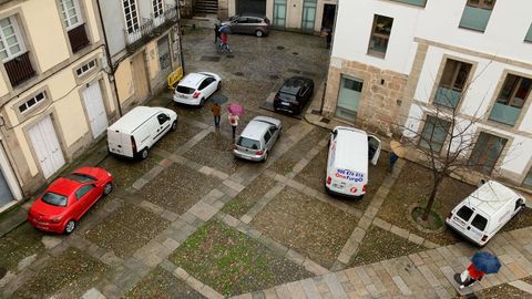 Los vecinos de la plaza Saco y Arce han fotografiado hasta ocho veh�culos aparcados en el lugar.