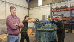 Jos� �ngel V�zquez, gerente de Metal�rgica BB, junto a dos trabajadores de la empresa