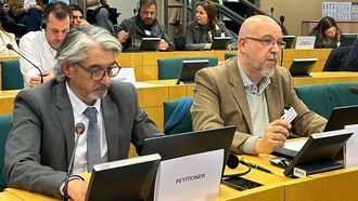 Luis Latorre, presidente de Lugo Monumental, y Ramn Cabarcos, concejal del PP y socio de la asociacin, este lunes en el Parlamento