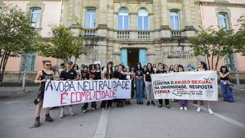 Manifestaci�n de alumnos de la Facultade de Belas Artes de Pontevedra para reclamar un protocolo efectivo ante el abuso sexual