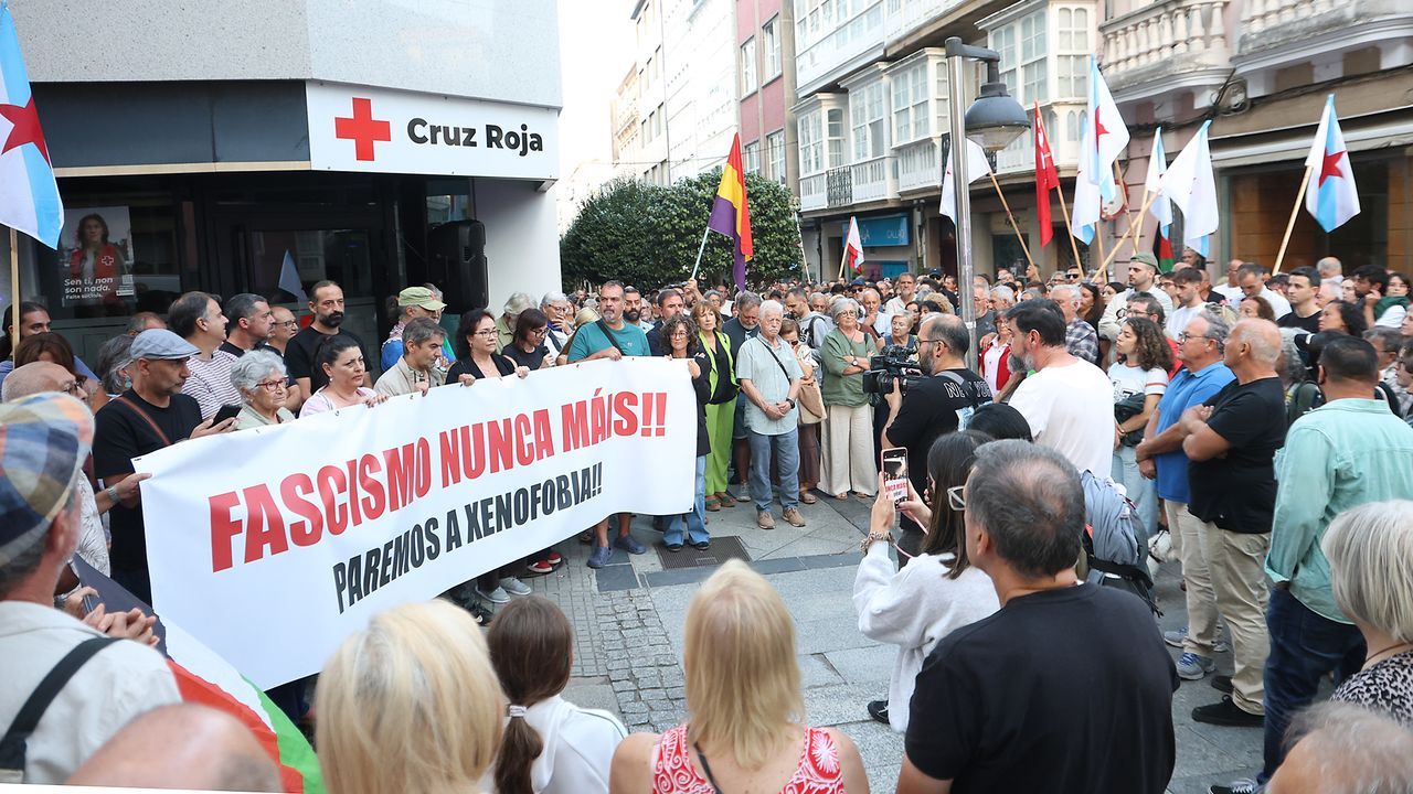Ferrol se moviliza contra los ataques xenófobos a la sede de Cruz Roja