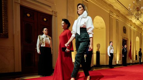 Melania Trump y Peng Liyuan, la esposa del presidente chino Xi, caminan por la Casa Blanca
