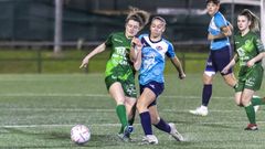 Aldarita y Xiana pugnan por un bal�n