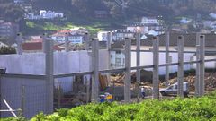 Obras de construccin, en 2003, del polideportivo de Brens sobre los terrenos que la Iglesia cedi al Concello a cambio de que se le recalificasen otros