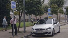 En una imagen de archivo, un taxista espera a recoger clientes en una parada de Santiago