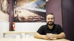 Manuel Mart�nez ha decorado su bar con fotos antiguas del desaparecido muro del Malec�n