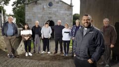 El p�rroco Ernesto Villegas junto a varios feligreses de la parroquia de Codesoso, con los que est� recuperando el templo.