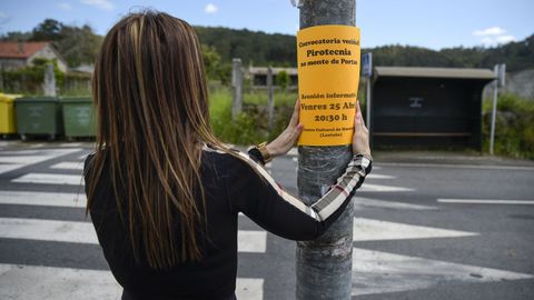 Carteles anunciando una reunión informativa sobre la pirotecnia instalados en Portas