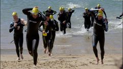 M�s de 200 deportistas en el triatl�n de Oleiros