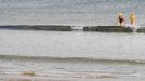Ba�istas en un d�a de invierno en la playa de San Lorenzo