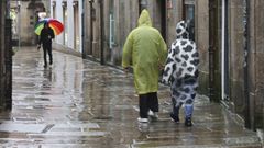 La lluvia, en la foto en Santiago, volver� el fin de semana. 