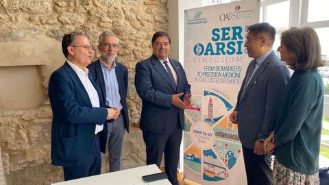 Francisco Blanco, José Antonio Pinto, Julio Abalde, Gun-Il y Cristina Ruiz, en el simposio sobre artrosis que se celebra en A Coruña. l
Cristina Ruiz