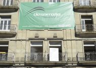 <span lang= es-es >Calle del Paseo</span>. A la izquierda, el edificio que se emplaza en las inmediaciones de la calle Cruz Vermella y que cuenta con pisos de cerca de 200 metros cuadrados. A la derecha, el inmueble que da la bienvenida a los paseantes desde el parque de San L�zaro. De ambos cuelgan carteles de �se vende�.