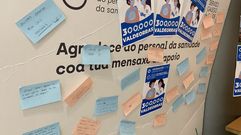 El tabl�n de los agradecimientos. Despu�s de recibir la vacuna, toca esperar 15 minutos. En el hospital de O Barco la espera se hace en la sala de la entrada, en la que han colocado un tabl�n en el que los pacientes escriben mensajes a los sanitarios.