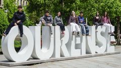 De izquierda a derecha, los alumnos becados por la Fundaci�n Amancio Ortega: Ian Babarro, Manuel Fern�ndez, Nerea Gonz�lez, Aldara Garea, Nicol�s Ballesteros, Sarela Garc�a y Mar�a Pav�n.