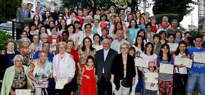 Alumnos y voluntarios de los cursos programados por el centro social San Xo�n Bautista de Carballo recibieron sus diplomas acreditativos. 
