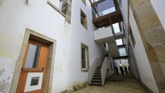 Est� rodeado por un muro franqueado por d�as torres almenadas (garitas) para ter unha visi�n perif�rica do corredor de vixilancia interior. Arriba, entrada desde Nemesio Cobreros