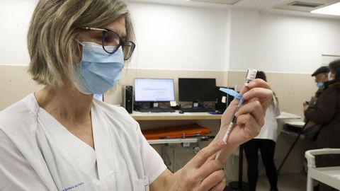 Una sanitaria prepara una vacuna contra el VRS en la primera convocatoria, hace dos semanas, en el Marcide