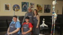 Manuel Rey y Vanessa Amor est�n al frente de Kratos y cumplen el d�a 16 su sexto aniversario como gerentes del restaurante de Bri�n. El negocio acoge actualmente la exposici�n colectiva �Mulleres pintan mulleres�, con la que cada a�o dan visibilidad a artistas locales y apoyan a una causa social. En esta ocasi�n, las ventas servir�n para apoyar la labor de la asociaci�n Centinelas de Santiago.