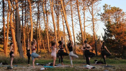 Ashtanga Yoga Coruña organiza un retiro en una casa rural de Sobrado dos Monxes rodeada de un bosque de castaños y robles