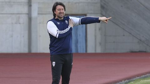 Secho, entrenador del Compos, con sus ayudantes en el partido ante el Monta&ntilde;eros.