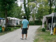 El c�mping Mar y Campo est� a orillas de la depuradora. 