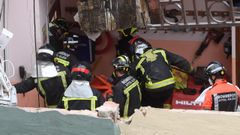 Unos bomberos trabajan en la azotea del colegio San Vicente Pa�l en Gij�n