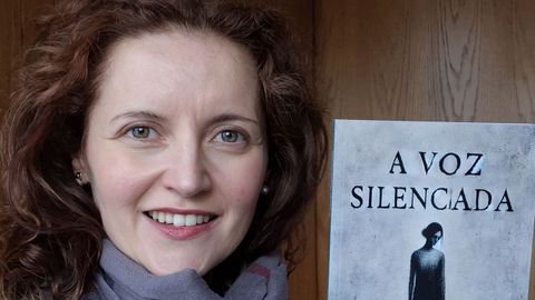 <span lang= gl >Guadalupe Vzquez, cun exemplar do seu libro A voz silenciada</span>