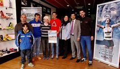 Los padrinos junto a la responsable de Abay y de los clubes Millaraio y Atletismo Santiago en 3&Run.