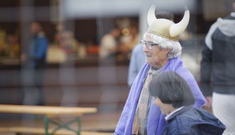 Una mujer, con uno de los gorros vikingos que se consegu�an con un litro de cerveza.
