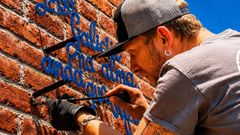 Yakushev, con el verso en hierro dedicado a Galicia que ha instalado en la fachada del Dry Canyon Forge, el taller del maestro herrero Joe Elliot, a quien define como �figura fundamental de la forja art�stica� en Oreg�n, Estados Unidos