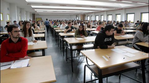 En la facultad de Caminos de A Coru�a se examinan los alumnos de 16 colegios y centros de la ciudad y entorno