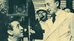 El director Jos� Neches conversa con el guionista Wenceslao Fern�ndez Fl�rez durante una jornada de rodaje de �Afan-ev�� en los estudios Sevilla Films.�Pese a considerarse un producto fallido, la pel�cula pas� a convertirse en un mito tras su destrucci�n en el incendio de los laboratorios Madrid Film el 1 de agosto de 1950 y la desaparici�n del guion.