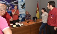 El regidor y el teniente de alcalde charlan con varios vecinos al t�rmino de la reuni�n de ayer. 