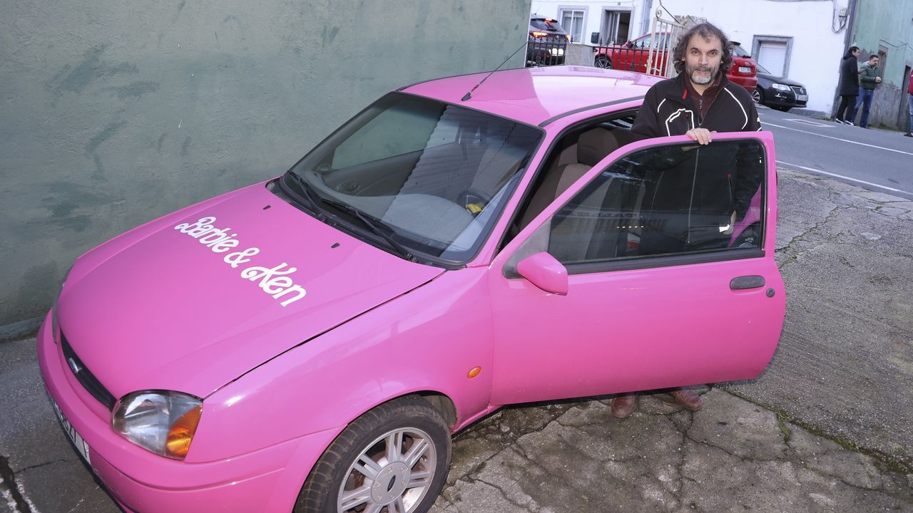 El Ford rosa de Barbie y Ken que no pasa desapercibido en Santiago: «Lo ...