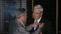 Eduardo Diz entreg�ndole a Jos� Manuel Zas la insignia de oro de la Asociaci�n de Empresariode A Grela en el acto celebrado con motivo de su jubilaci�n en el 2007