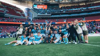 Jugadores y cuerpo t�cnico del Celta, celebrando ante la grada visitante del Metropolitano el triunfo ante el Atl�tico de Madrid.