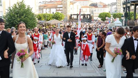 La comitiva, con el representante y sus acompañantes, avanzando hacia la Praza da Constitución de Betanzos.