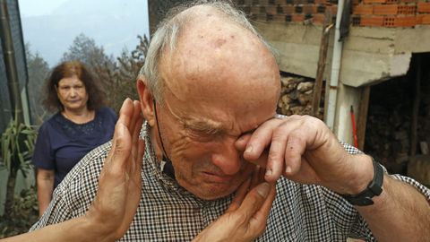 Jaime, de 75 años, llora al no poder evitar el desastre, pese a pasar la noche intentando salvar las viviendas