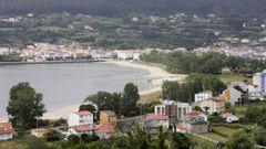 Vista de Cedeira, con la playa de A Magdalena, en una imagen previa a la intervenci�n en la zona dunar y el arenal
