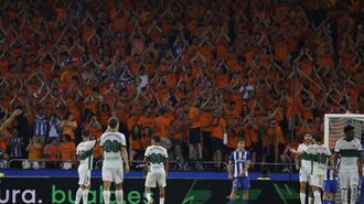 Parte del estadio mostr� su apoyo a la Federaci�n de Pe�as vistiendo camisetas naranjas