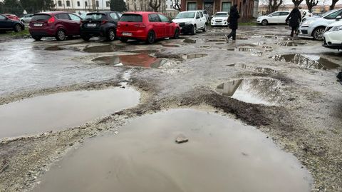 Baches y socavones que llenan la parcela 1008 en la zona de Batallones, en Esteiro.