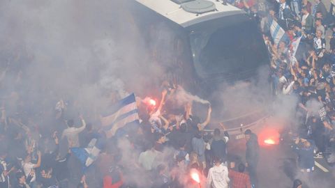 La afici�n del Deportivo recibe al autob�s del equipo en el 2019.