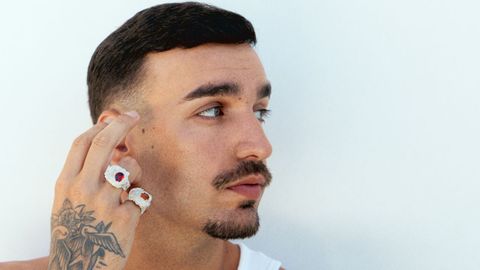 Rels B posando con las joyas de su colaboración la firma coruñesa Rigido