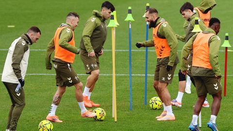 Borja Iglesias, en la imagen, con Aspas, entren� con normalidad y recibi� el alta.