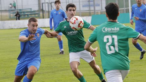 El burelense Huguito pugna por un balón en el duelo ante el O Val