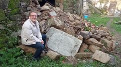 Sergio Mart�nez, junto al escudo de una vieja casa solariega gallega en ruinas
