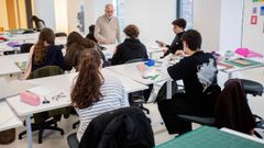 Una clase de alumnos de la Facultade de Dese�o en Pontevedra, que arrastra problemas de espacio en el edificio de la Xunta en Benito Corbal