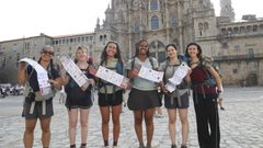 Un grupo de peregrinas muestra en Santiago su credencial el mismo d�a en el que se confirma que los nuevos docuentos incluir�n un c�digo QR para descargar la aplicaci�n de seguridad AlertCops